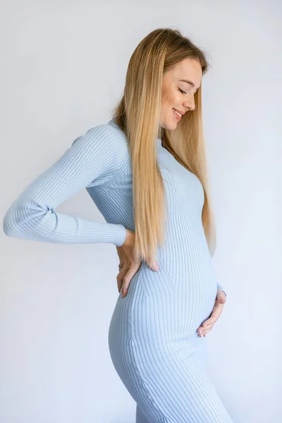 Šťastná Žena Drží Těhotné Břicho Sobě Modré Šaty — Stock fotografie