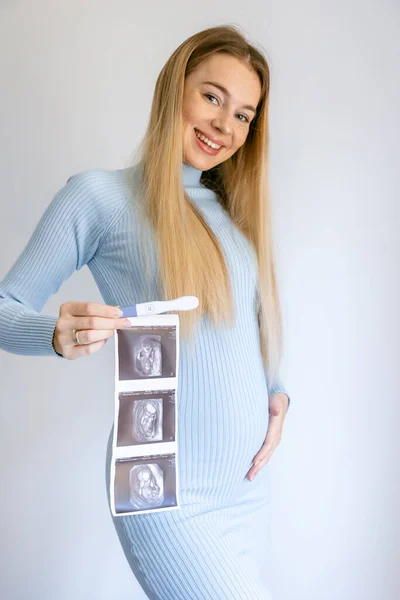 Gelukkige Vrouw Met Positieve Zwangerschapstest Ultrasone Foto — Stockfoto