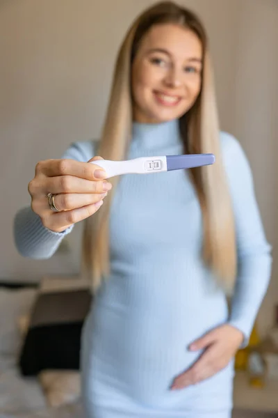 Zwangerschap Vruchtbaarheid Zwangerschap Mensen Concept Gelukkig Lachende Vrouw Houden Tonen — Stockfoto