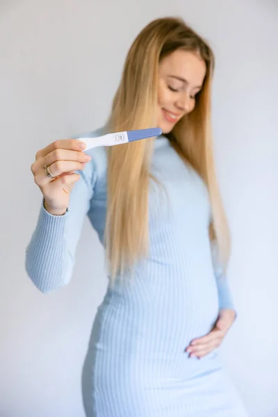 Zwei Monate Schwangere Schöne Frau Zeigt Schwangerschaftstest Mit Positivem Ergebnis — Stockfoto