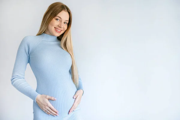 Jonge Zwangere Vrouw Blauwe Jurk Witte Achtergrond — Stockfoto