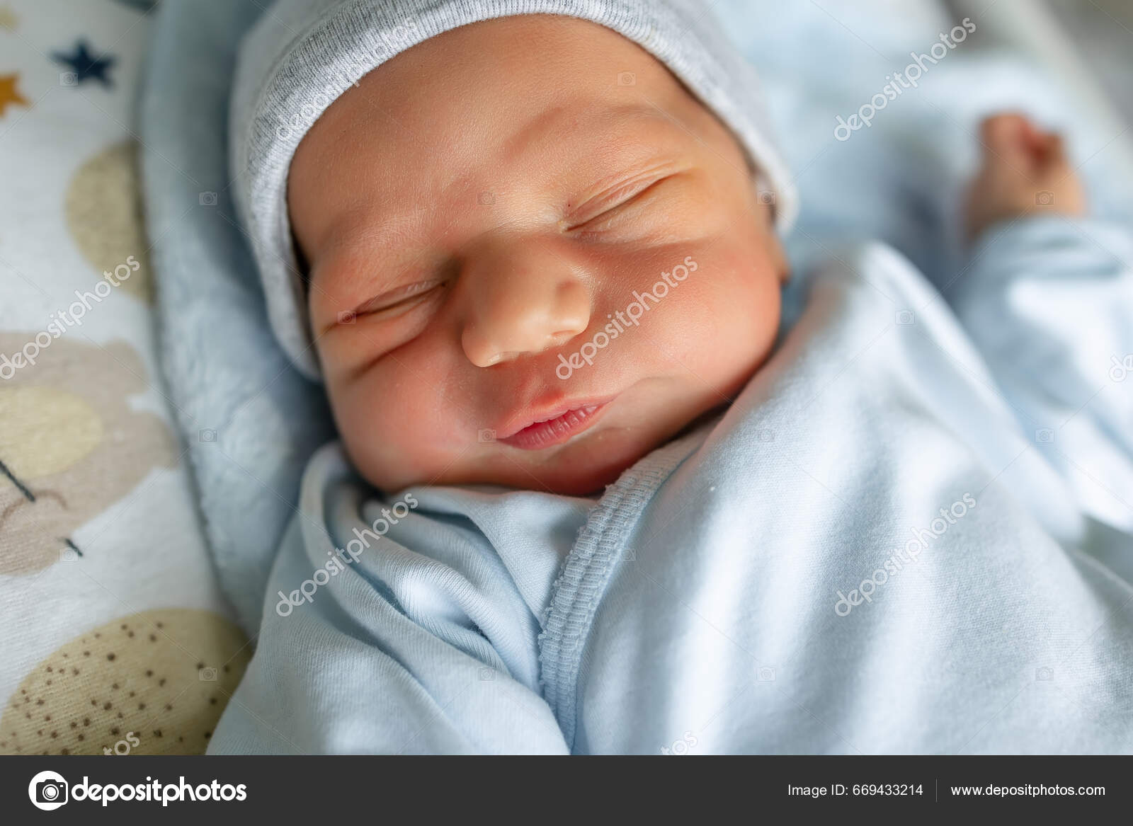 Nyfødt Baby Sover Tæt Portræt Sød Lille Dreng — Stock-foto © ivankyryk  #669433214