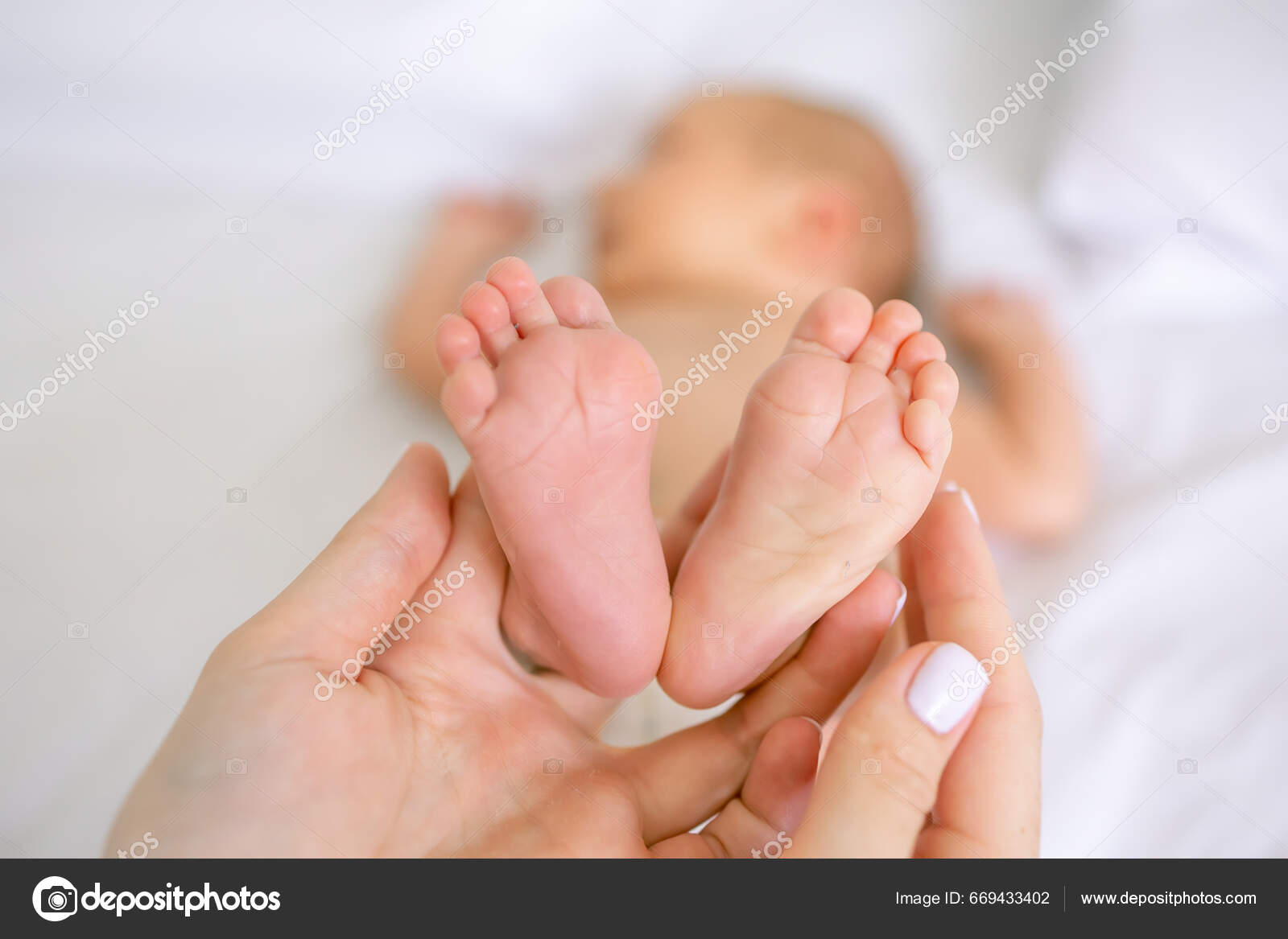 Μητρική Ιδέα Αγάπης Κοντινό Πλάνο Μαμά Κρατώντας Πόδια Του Χαριτωμένο —  Φωτογραφία Αρχείου © ivankyryk #669433402