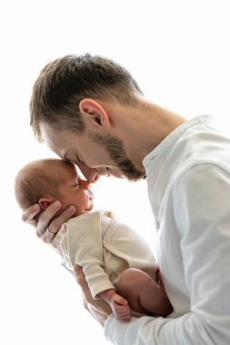 Beyaz arka planda yeni doğmuş bir oğlu olan genç bir baba..