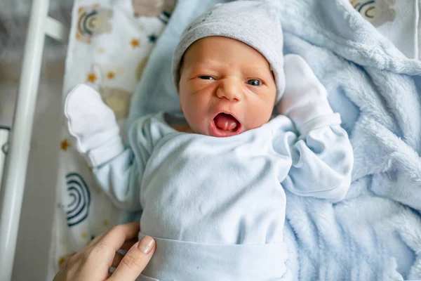 Niedliche Lustige Baby Baby Macht Gesichter Auf Dem Bett Liegen — Stockfoto