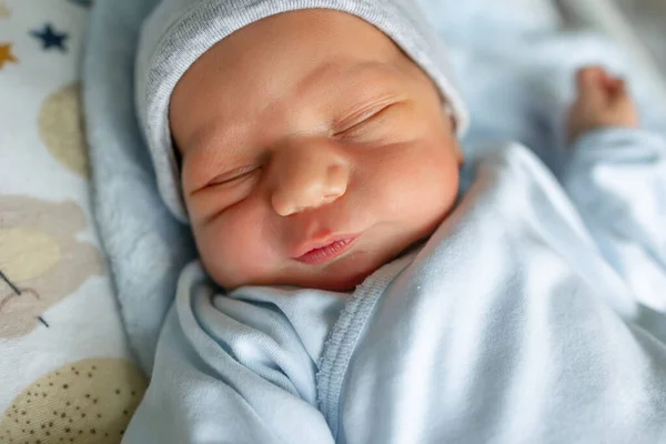 Neugeborenes Schlafend Nahaufnahme Porträt Des Niedlichen Kleinen Jungen — Stockfoto