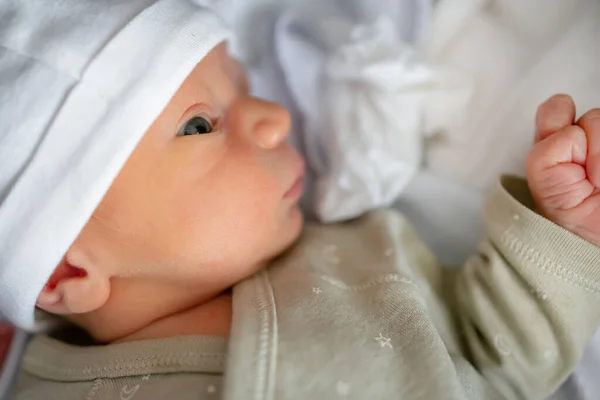 Yeni Doğmuş Bebek Yakından Bakıyor Bebek Bakımı Konsepti — Stok fotoğraf