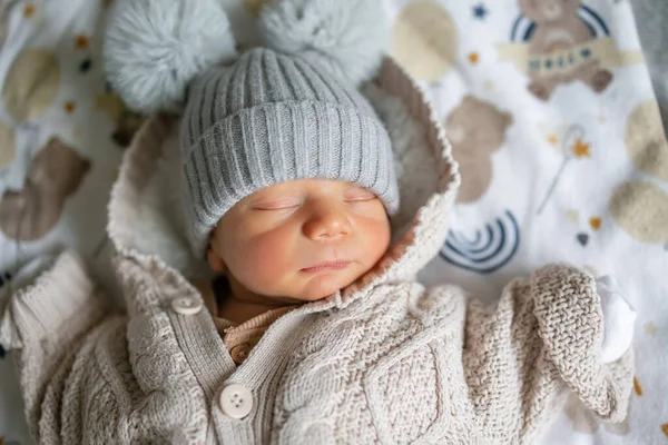 Bebê Recém Nascido Dormindo Chapéu Malha Camisola Encontra Cobertor — Fotografia de Stock