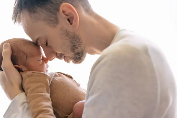 Λευκός Πατέρας Που Φιλάει Κοιμισμένο Νεογέννητο Αγοράκι Γονιός Που Κρατάει — Φωτογραφία Αρχείου
