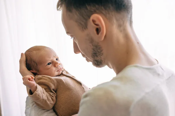 Μεσήλικας Γενειοφόρος Καυκάσιος Πατέρας Αγκαλιάζει Νεογέννητο Γονιός Που Κρατάει Παιδί — Φωτογραφία Αρχείου