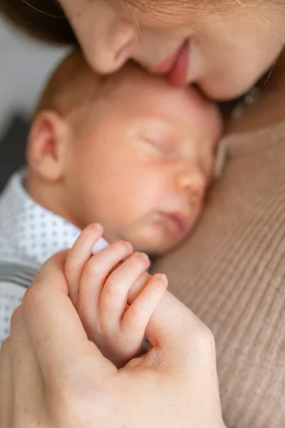 Anne Bebeğinin Elini Tutuyor Yakın Plan Yeni Aile Bebek Kavramı — Stok fotoğraf