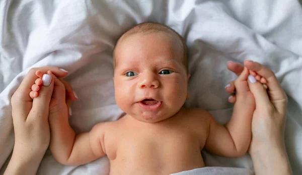 Χαμογελώντας Νεογέννητο Μωρό Ημερών — Φωτογραφία Αρχείου
