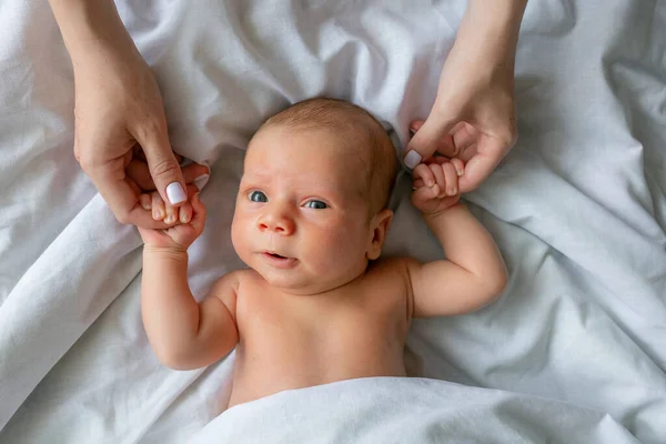 귀여운 침대에 엄마의 일어날 귀여운 유아의 침대에서 어머니의 손가락을 — 스톡 사진