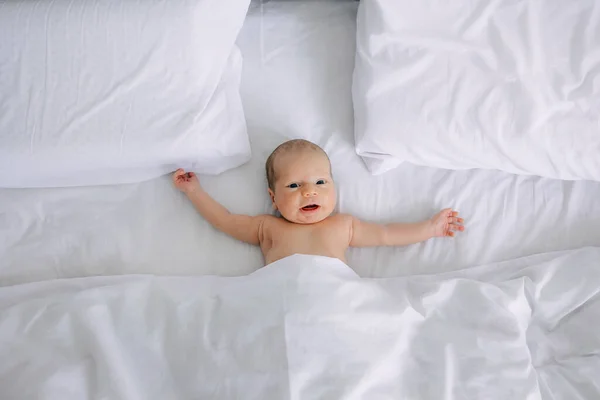Blick Von Oben Auf Entzückendes Baby Das Auf Dem Bett — Stockfoto