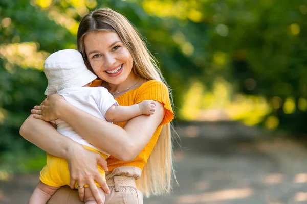 Ευτυχισμένη Μητέρα Που Κρατάει Γιο Της Στο Πάρκο Απολαμβάνοντας Μητρότητα — Φωτογραφία Αρχείου
