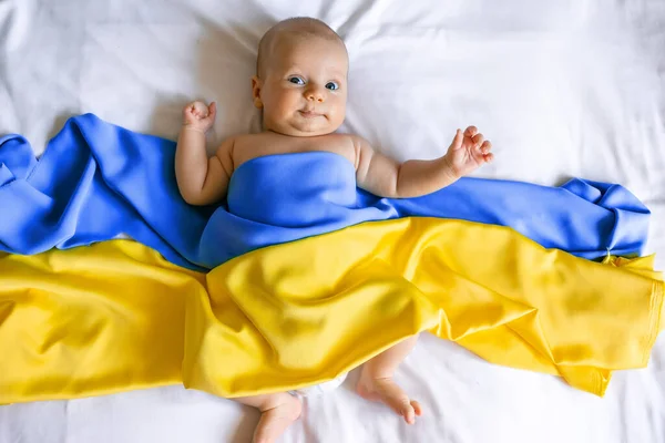 Retrato Bebé Envuelto Bandera Azul Amarilla Nacional Ucrania Acostado Cama — Foto de Stock