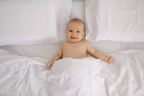 Uśmiechnięte Noworodek Białym Łóżku Domu Koncepcja Szczęśliwego Zdrowego Dziecka Miejsce — Zdjęcie stockowe