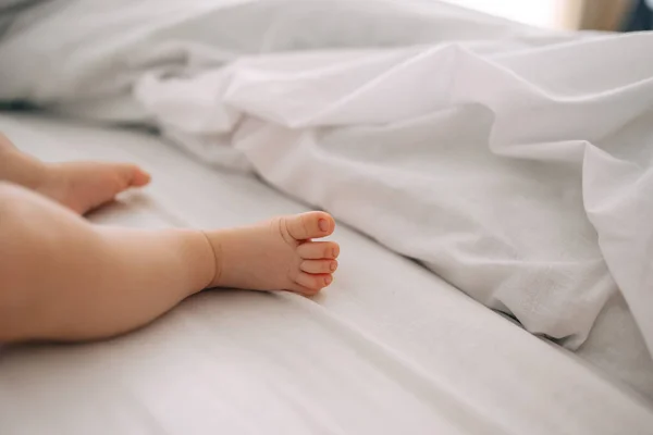 Soft Newborn Baby Tiny Feet White Blanket — Stock Photo, Image
