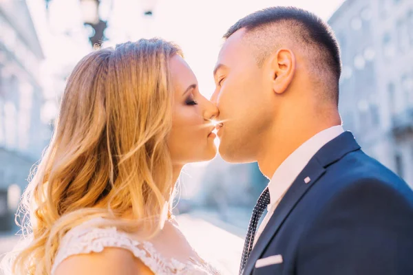 Bride Groom Closed Eyes Kissed Profile Newlyweds Gentle Makeup — Stock Photo, Image