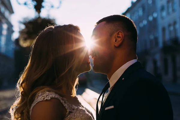 Profile Newlyweds Sun Rays Them City Street — Stock Photo, Image