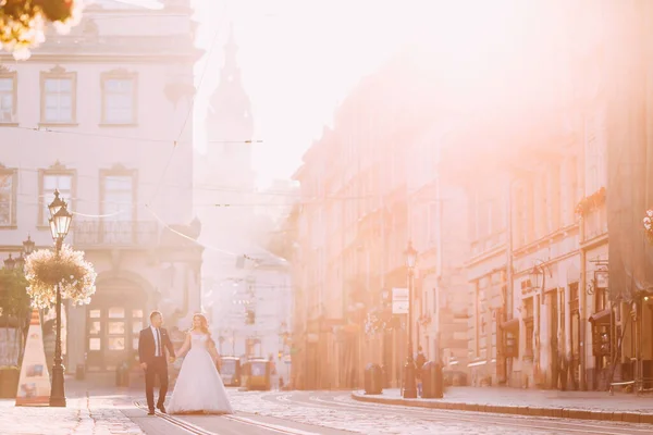 Old Town Square Sunlight Newlyweds Hold Hands Walk — Stock Photo, Image