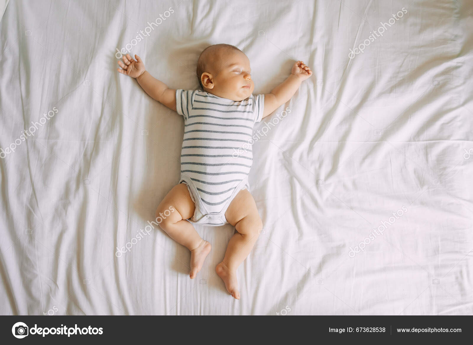 Ovanifrån Sovande Nyfödda Barn Ligger Säng Armar Och Ben Utsträckt —  Stockfotografi © ivankyryk #673628538