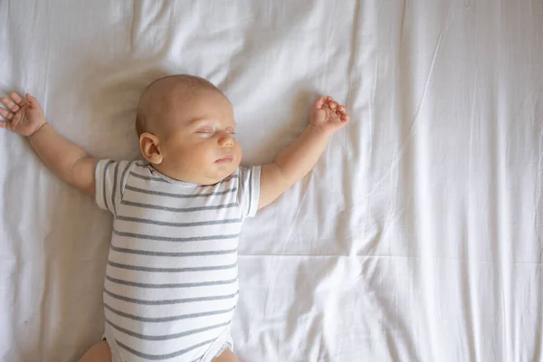 Friedliches Baby Auf Einem Bett Liegend Während Einem Hellen Raum — Stockfoto