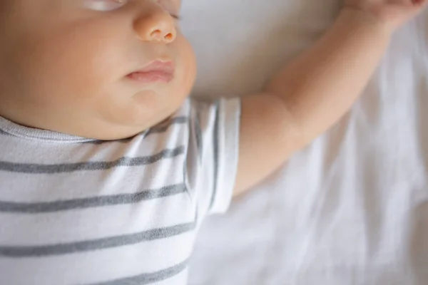 Крупним Планом Хлопчик Губами Спить Ліжку — стокове фото