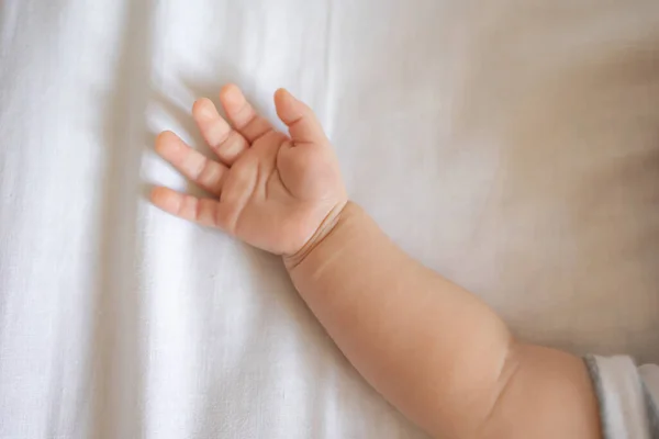Minik Yeni Doğmuş Bir Bebeğin Kolları Işığın Arka Planına Yakın — Stok fotoğraf