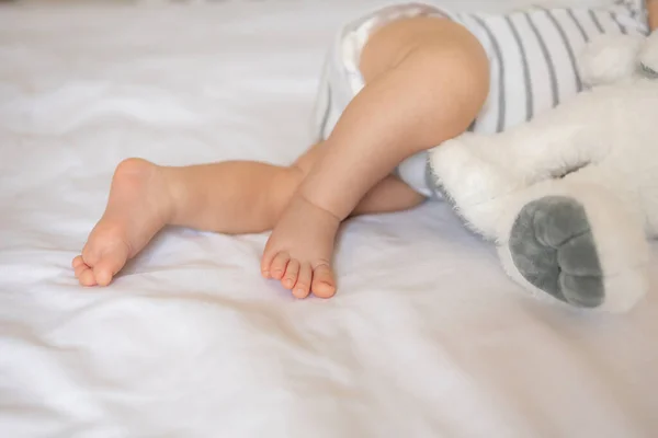 Onherkenbare Babybenen Bed Close Happy Family Concept Schone Frisse Gezellige — Stockfoto