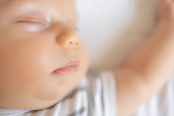 Küçük Yeni Doğmuş Erkek Bebek Yakın Plan Yatakta Uyuyor — Stok fotoğraf