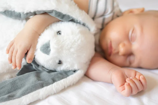 Słodkie Małe Dziecko Śpiące Łóżku Zmęczone Dziecko Śpiące Swoim Małym — Zdjęcie stockowe