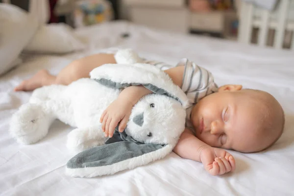 Paisible Bébé Couché Sur Des Draps Dormant Avec Jouet Dans — Photo
