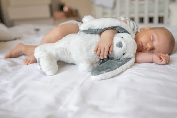 Noworodek Śpi Białym Bawełnianym Łóżku Miękką Zabawką Zdrowym Dziecięcym Snem — Zdjęcie stockowe