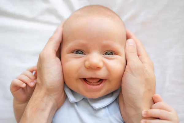 Söt Rolig Bebis Pojke Gör Ansikten Liggande Hemma Oigenkännlig Man — Stockfoto