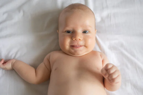 Αξιολάτρευτο Νεογέννητο Μωρό Κοιτάζοντας Την Κάμερα Άσπρες Κουβέρτες — Φωτογραφία Αρχείου