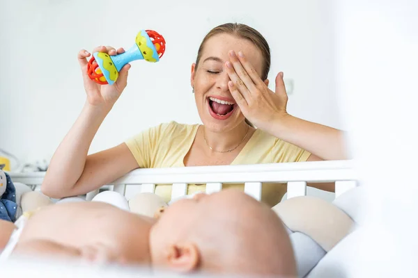 Χαρούμενη Μητέρα Κουδουνίστρα Παιχνίδι Και Χαμογελώντας Ενώ Παίζει Χαριτωμένο Νεογέννητο — Φωτογραφία Αρχείου