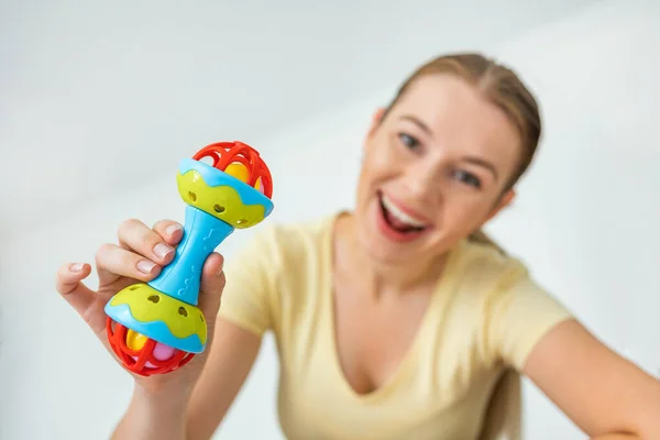 Uma Mãe Brincando Com Chocalho Colorido Chocalho Brinquedo Pontos Vista — Fotografia de Stock
