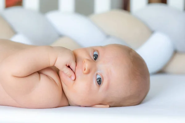 Vacker Bedårande Liten Pojke Sleeper Spjälsäng Fäst Vid Föräldrarnas Säng — Stockfoto
