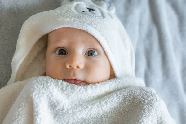 Αξιολάτρευτο Καυκάσιο Μωρό Που Φοράει Μπουρνούζι Πετσέτες Αρκούδας — Φωτογραφία Αρχείου