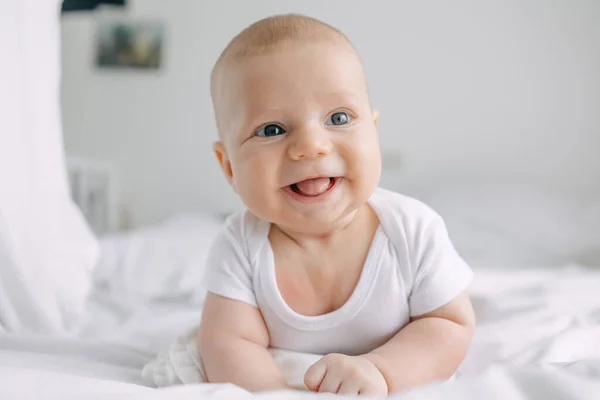 Spädbarn Ligger Magen Stöttas Upp Armarna — Stockfoto