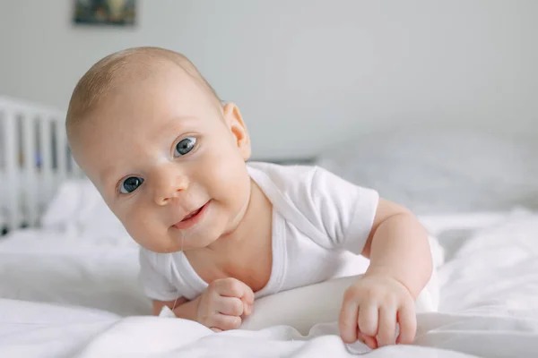 Närbild Porträtt Bedårande Spädbarn Pojke Liggande Vit Filt Magen Leende — Stockfoto