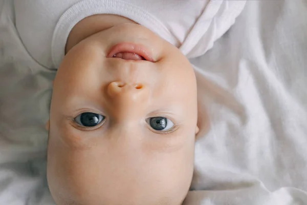 Söt Baby Leende Och Tittar Kameran Närbild Liten Unge Ovanifrån — Stockfoto