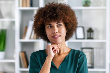 Ciddi genç Afrikalı iş kadını portresi. Düşünceli siyahi iş kadını, düşünceli yüzünü çevirmiş, hayaller kuruyor, projeler üzerinde düşünüyor, problem çözüyor.