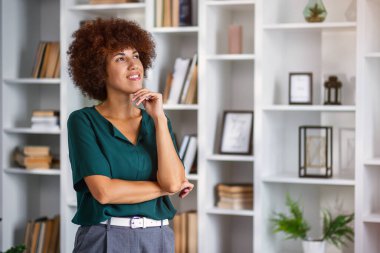 Düşünceli Afrikalı Amerikalı kadın çenesine dokunmak, proje stratejisi ya da fikirleri düşünmek, düşünceli genç bayan öğrenci ya da ofisteki serbest çalışan