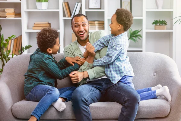 Niños Cosquillas Padres Feliz Familia Completa Divertirse Sentado Sofá Sala —  Fotos de Stock