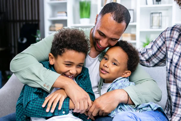 Apa Fiúk Gyerekei Boldogan Ölelkeznek Otthon Minőségi Időt Töltenek Együtt — Stock Fotó