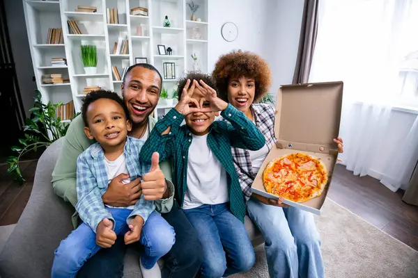 Boldog Fiatal Pár Gyerekek Eszik Pizza Kanapén Örömteli Afro Amerikai — Stock Fotó