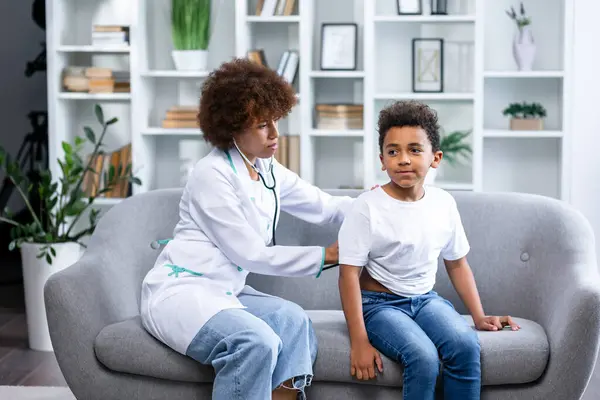 Pediatra Afroamericana Enfocada Bata Blanca Laboratorio Haciendo Visita Domiciliaria Escuchando — Foto de Stock