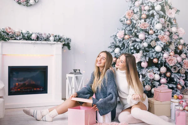Meisjes Zitten Vloer Buurt Van Open Haard Kerstboom Open Cadeautjes — Stockfoto
